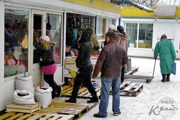 В мороз люди согреваются как могут.