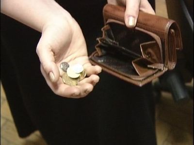 Россияне стали заметно чаще стали экономить на покупке различных повседневных товаров.