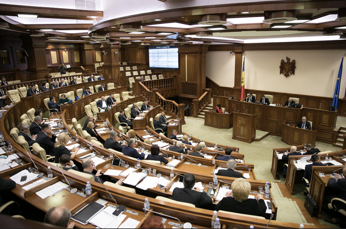 Законопроект об единой оплате труда принят парламентом.