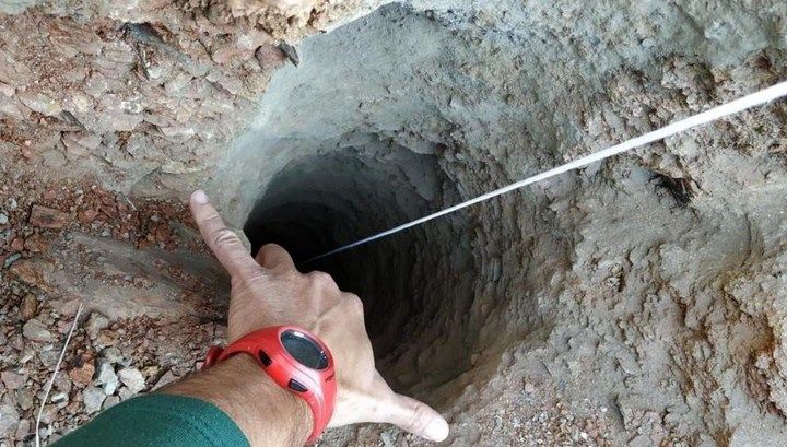 В Испании нашли тело двухлетнего мальчика, который 13 января упал в узкую скважину глубиной 100 метров. 