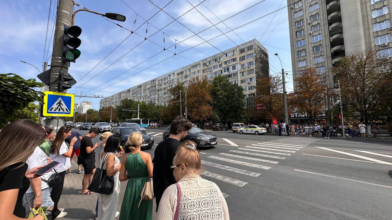 Noi semafoare la o intersecție aglomerată din sectorul Râșcani al Capitalei.