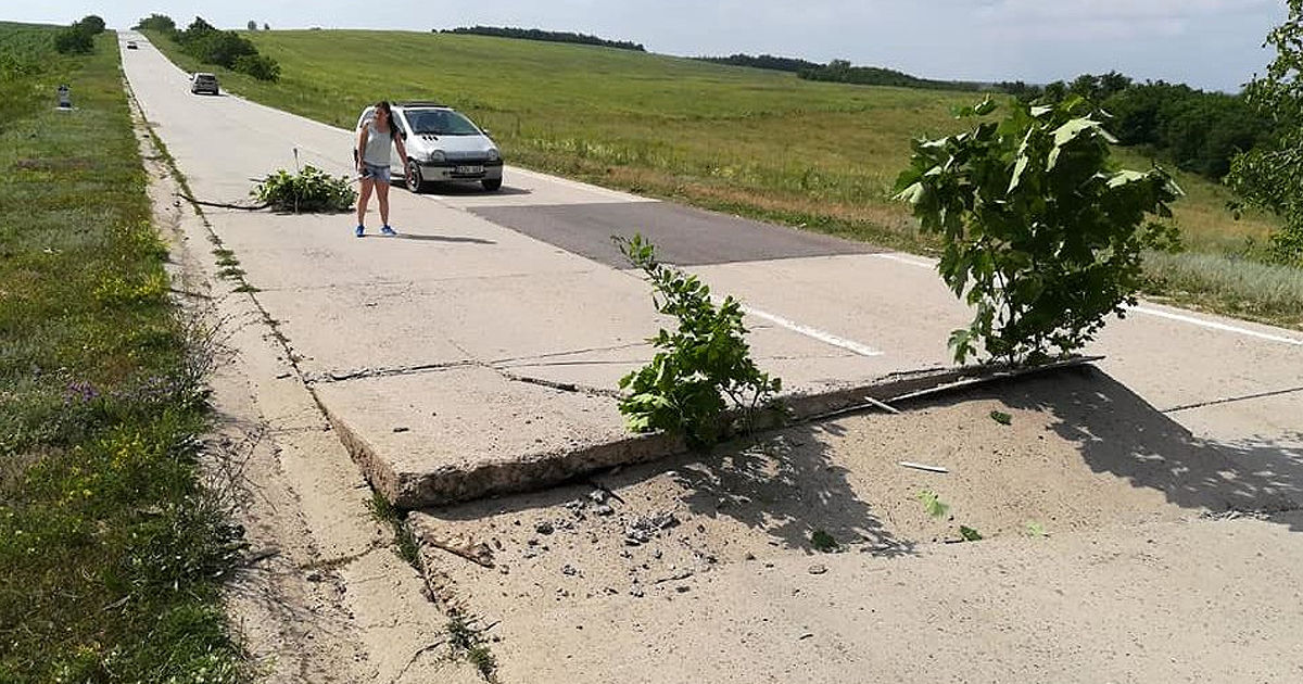 Pe traseul Bălți – Chișinău s-au ridicat plăcile de beton din cauza căldurii extreme.