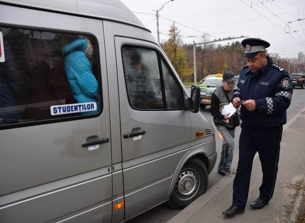 Peste 50 de conducători de microbuze au fost sancționați.
