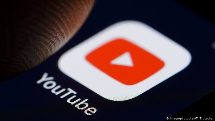 YouTube удалил 15 видео президента Бразилии за фейки о коронавирусе.