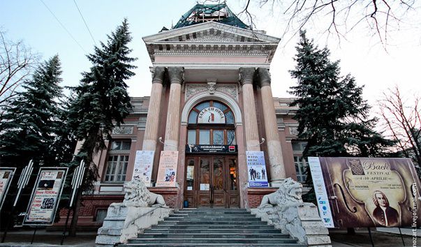 Всего в Органном зале обнаружили четыре печи - в гардеробной и холле полуподвала. Фото: rutraveller.ru