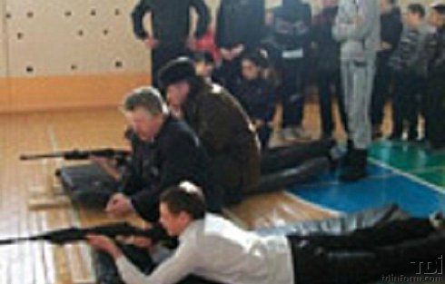 Пуля попала в стоящего рядом со стрелявшим.