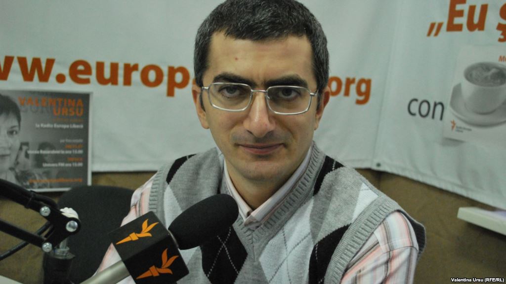 По моим прикидкам, с которыми согласились коллеги, на «митинге улыбок» 3 ноября было не менее 70 тысяч человек, а на оппозиционной акции – минимум 50 тысяч.