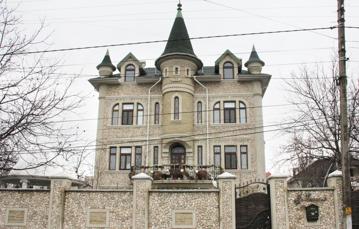 Familia Botnari mai deține o vilă în comuna Tohatin, mun. Chișinău, aflată și ea la doar câțiva kilometri de Chișinău.