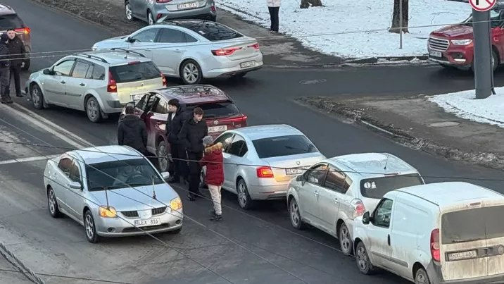 В Кишиневе произошло ДТП с участием шести автомобилей.