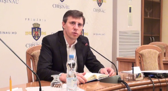 Socialiștii i-au dăruit lui Chirtoacă titlurile „Managementul personalului”, „Codul Penal al Republicii Moldova” și „Cum să câștigi la cazino”.