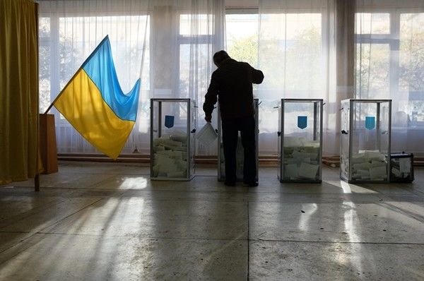 Неизвестный мужчина бросил бутылку с зажигательной смесью на территорию избирательного участка.