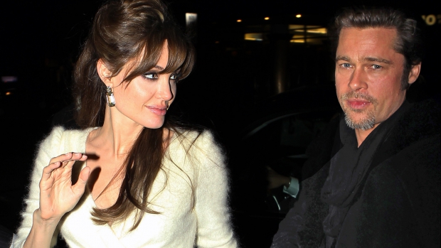 Angelina Jolie s-a hotărât să îi aducă un omagiu mamei sale purtând rochia ei de mireasă la nunta cu Brad Pitt. 