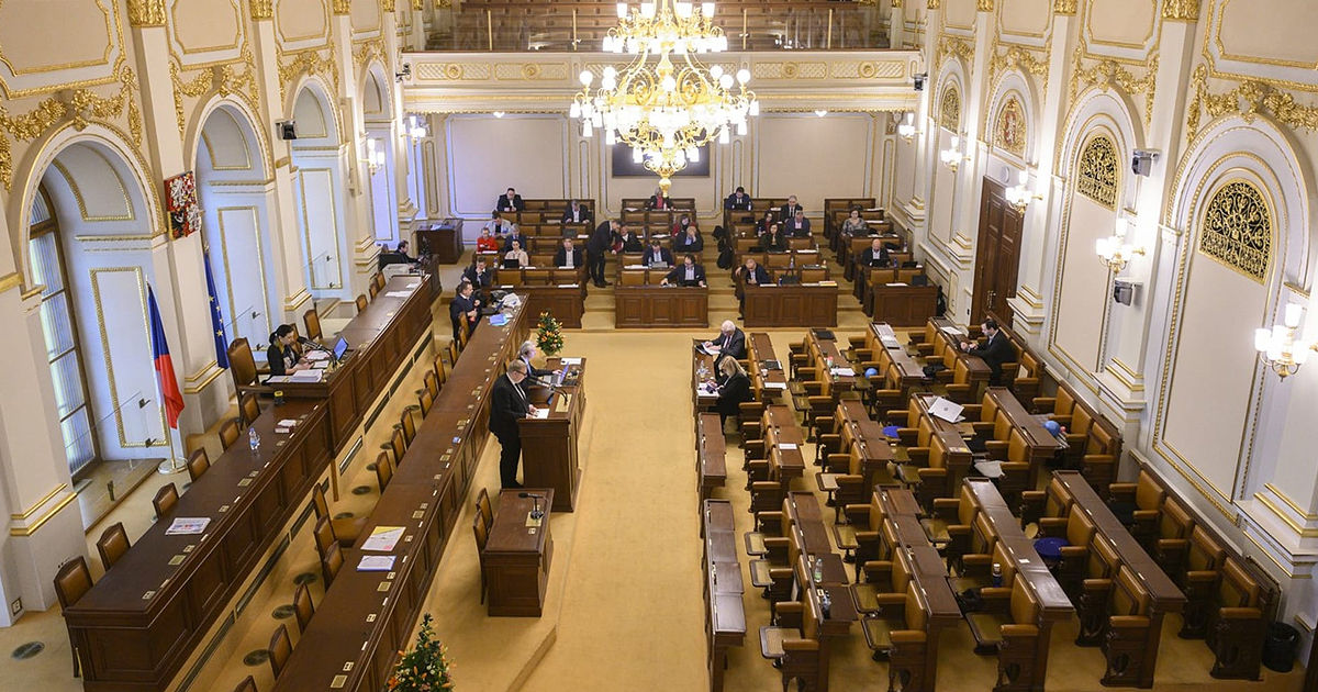 В парламенте Чехии случился переполох: гость потерял в туалете пистолет.