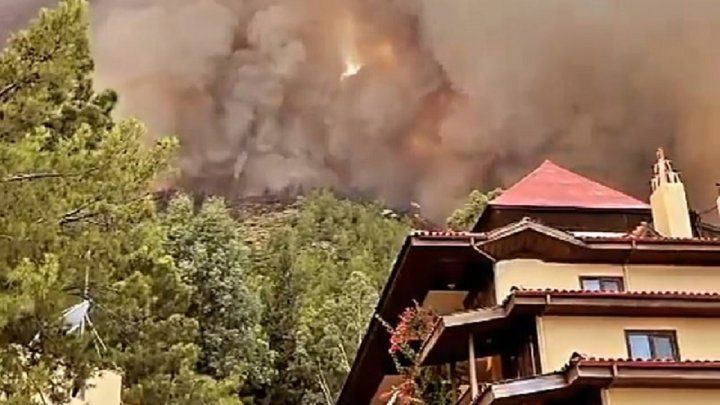 Пожары в Турции не пугают туристов: молдаване не отказываются от отдыха.
