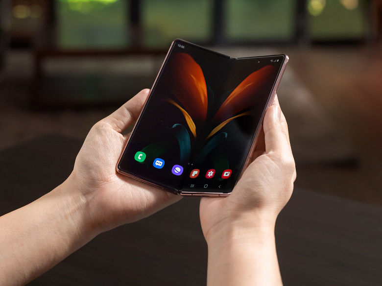 Samsung представила смартфон с гибким экраном Galaxy Z Fold2.