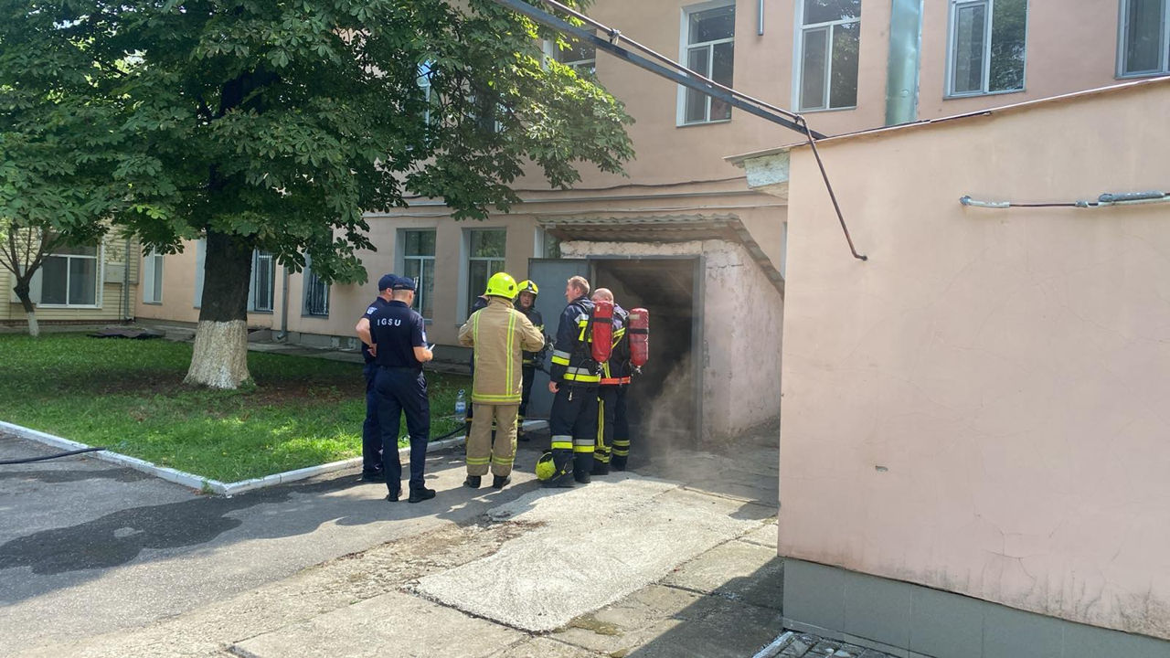 Arhiva din subsolul unui spital din Ungheni, cuprinsă de flăcări: 26 de persoane, evacuate.