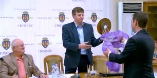 Подарок столичному градоначальнику, который пришел на заседание Мунсовета, вручил Виталие Мукан.