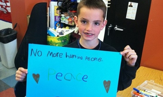Băiatul în vârstă de opt ani, Martin Richard, a fost ucis după ce şi-a îmbrăţişat tatăl care tocmai trecuse linia de sosire a maratonului din Boston.