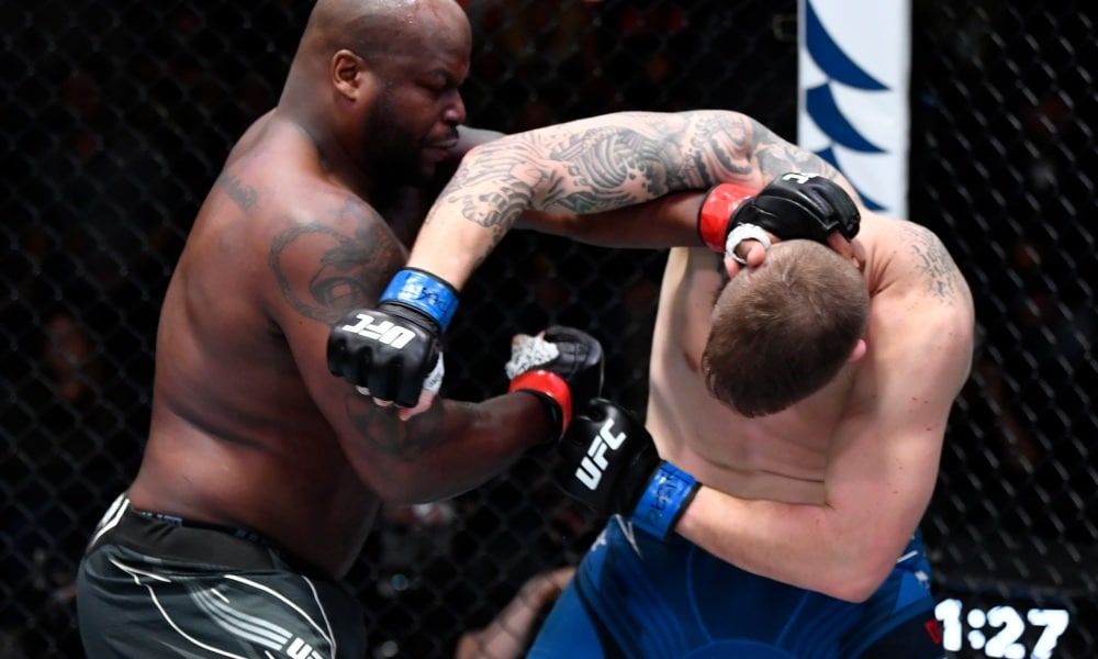 Бывший преступник нокаутировал экс-полицейского и стал рекордсменом UFC.