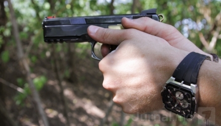 Unul dintre tinerii împuşcaţi sâmbătă noaptea în zona de odihnă „Poieniţa veselă" din Ialoveni, este chiar fiul şefului-adjunct al Inspectoratului de Poliţie din acelaşi raion, Sergiu Armaşu.