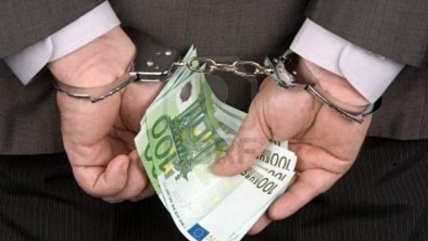 Polițist, reținut în flagrant în timp ce primea 2000 €, drept mită. Foto: canal3.md