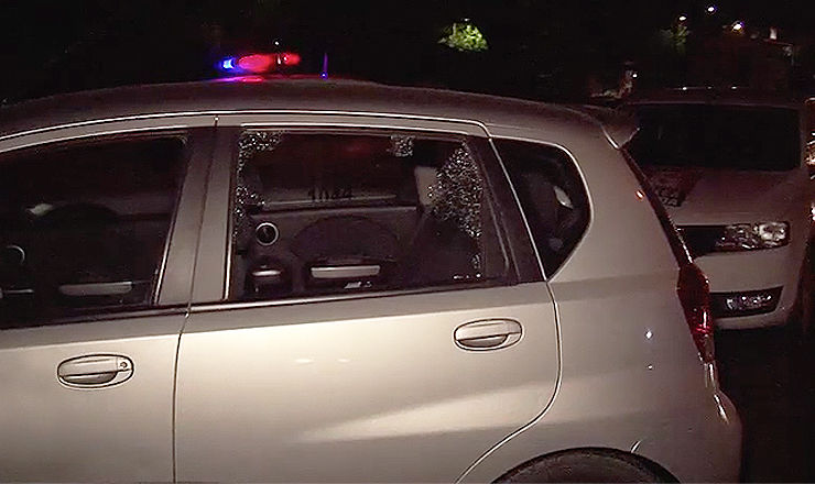 Prejudiciu dublu: A spart geamul mașinii pentru a fura o poșetă. Foto: captură video