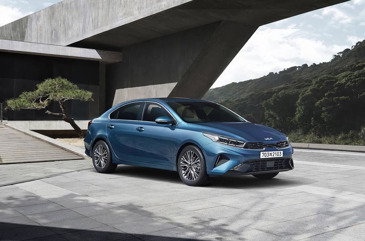 Kia рассекретила внешность обновленного Cerato.
