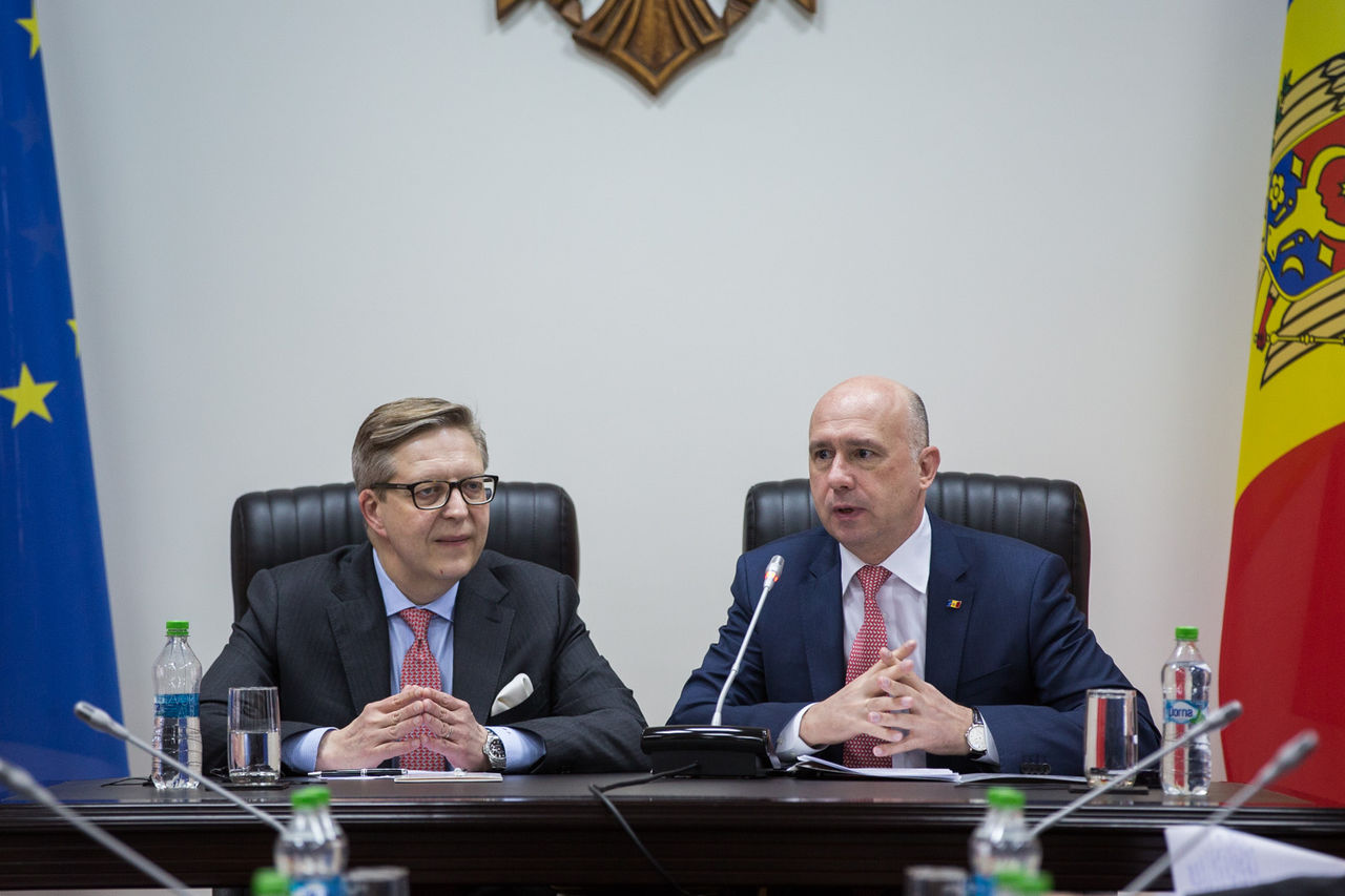 Prim-ministrul Pavel Filip şi Ambasadorul Uniunii Europene în Republica Moldova, Pirkka Tapiola. 
