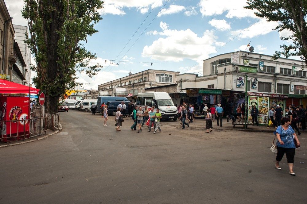 Caşu: Trotuarul de lângă Piața Centrală, închiriat cu 400 de dolari lunar. Foto: moldNova.eu