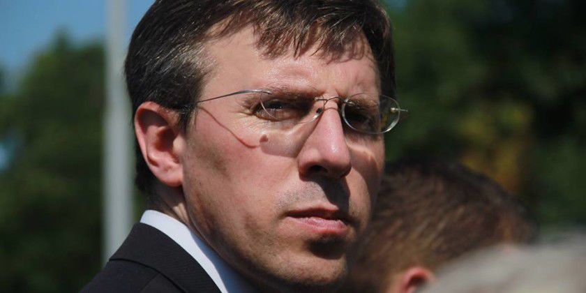 Edilul Capitalei spune că cele două partide ar fi trebuit să aleagă o locație liberă, fie să aștepte decizia instanței de judecată, care însă întârzie să apară.