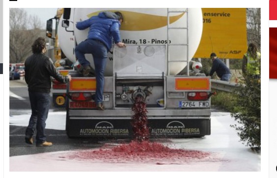Fermierii francezi varsă vinul spaniol pe carosabil.
