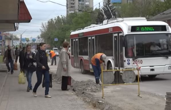 В Бельцах меняют старые бордюры на новые.
