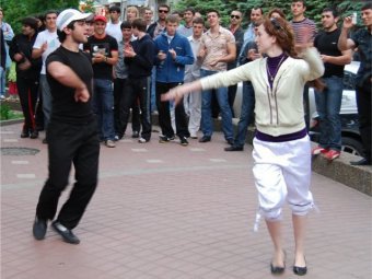 Студенты были отчислены за то, что шумно танцевали лезгинку на улице в вечернее время.