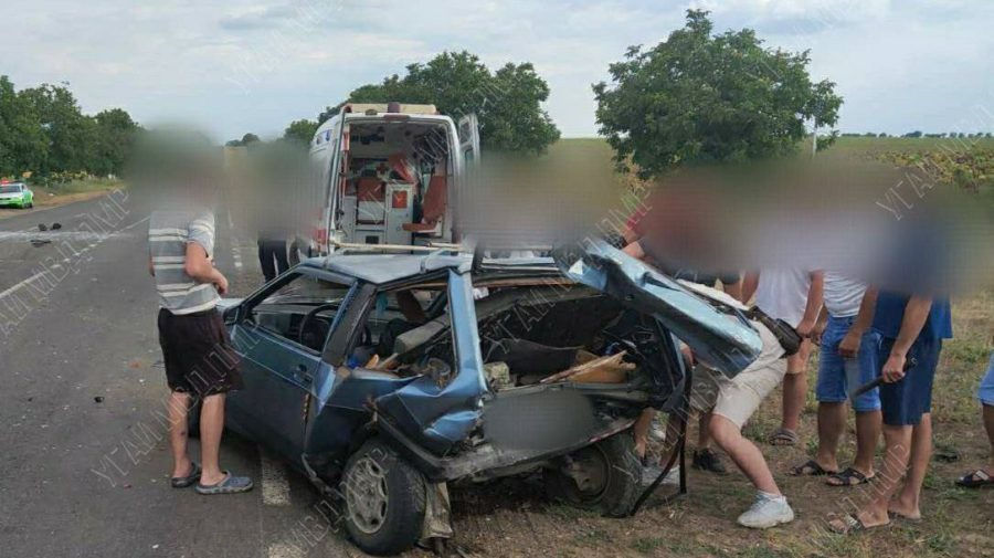 В Григориопольском районе столкнулись два авто: пострадавших зажало дверью.