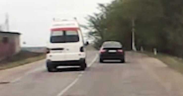 Водитель BMW не пропускал скорую, ехавшую с включенными мигалками.