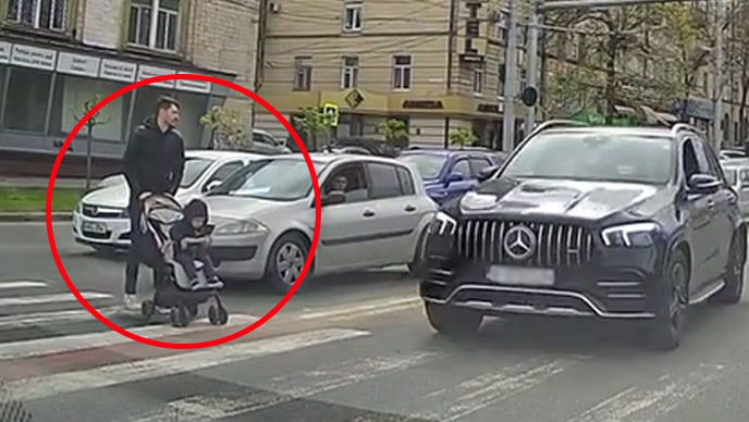 В столице водитель едва не сбил мужчину с коляской.