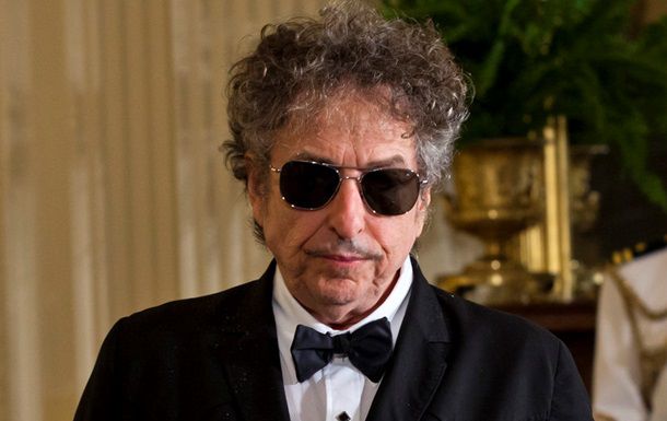 Боб Дилан примет Нобелевскую премию по литературе.