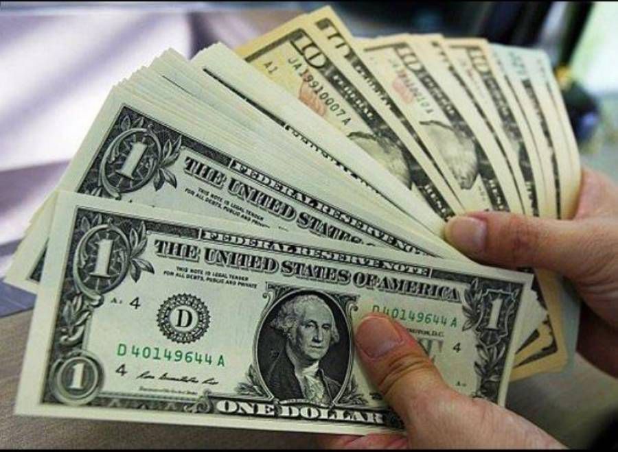 Dolarul s-a ieftinit cu zece bani şi este cotat la 19 lei şi 77 de bani.