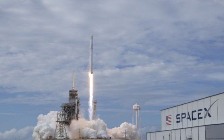 O rachetă Falcon 9 va plasa pe orbită doi sateliţi