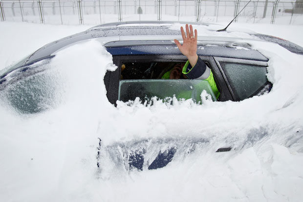 Patru moldoveni, înzăpeziți cu maşinile în munții din România. Foto simbol: Service Auto Leader
