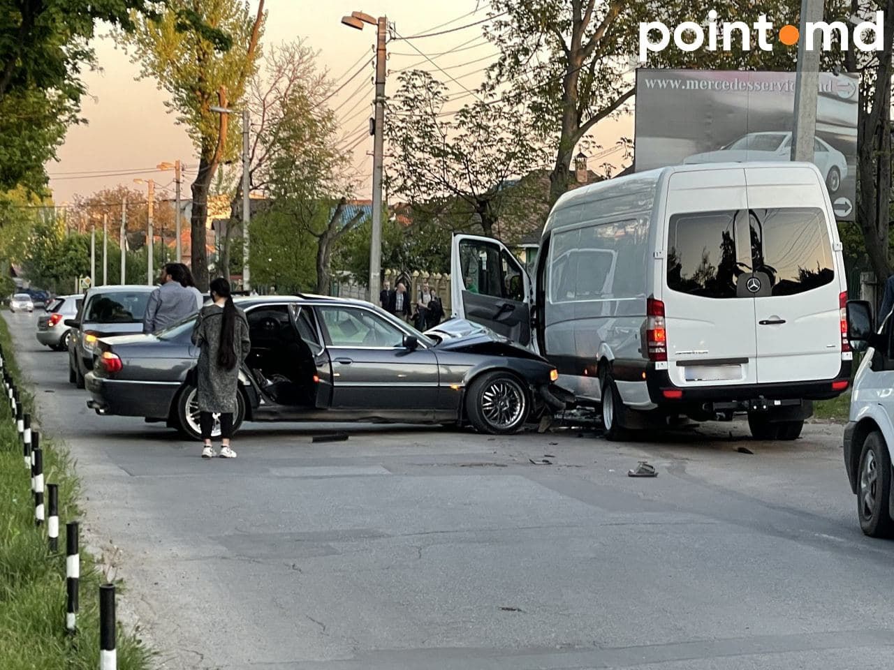 В Кишиневе произошла авария с участием BMW и микроавтобуса Mercedes.