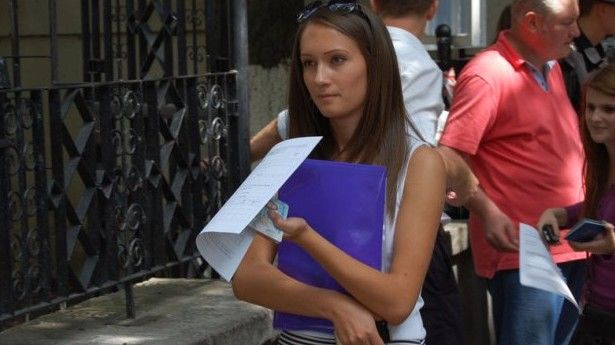Guvernul României a acordat în anul de studii 2016-2017, pentru tinerii de origine română din Republica Moldova puțin peste 5.000 de burse.