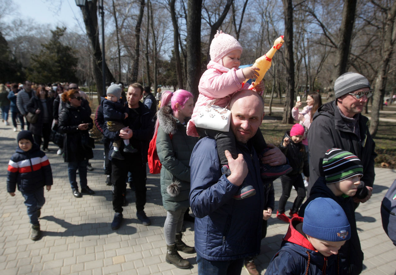 Жители Одессы, несмотря на угрозу, возвращаются к повседневной жизни.