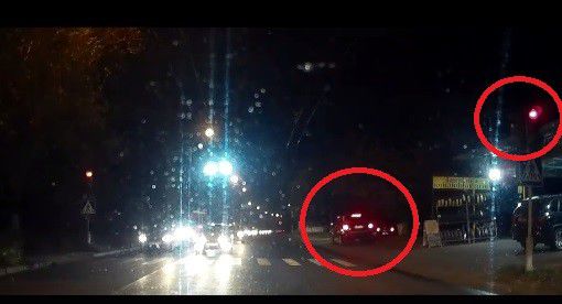 Владелец Range Rover, которому не хотелось как всем ожидать зеленого цвета светофора, проехал его по тротуару.
