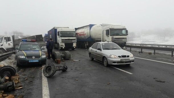 Фотографии перевернутых грузовиков и автомобилей с отлетевшими колесами вызвали резонанс в сети.