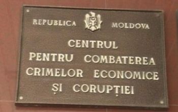 Potrivit sursei situaţia este cu atât mai delicată cu cât CNA a recunoscut şi a pus sub bănuire anterior doi colaboratori ai instituţiei