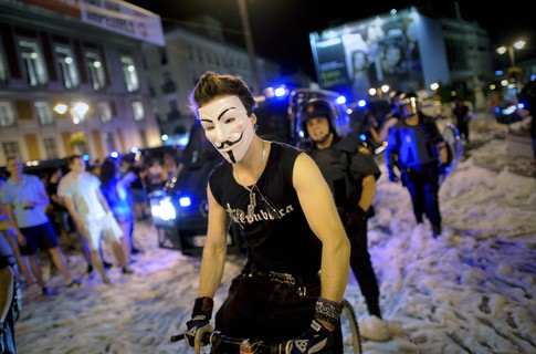 В акции протеста приняли участие пожарные, одетые только в каски и сапоги.