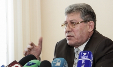 Ghimpu, menționează că, conform practicii europene, în mod normal, o formațiune cu 31 de mandate trebuie să inițieze discuțiile pentru a încerca să formeze o majoritate parlamentară.
