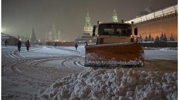 Străzile din Moscova sînt pline de apă şi zăpadă, iar autospecialele nu reuşesc să facă faţă. 