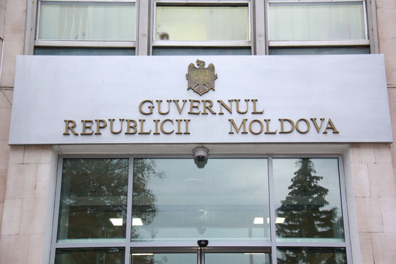O comisie parlamentară s-a pronunțat împotriva demiterii Guvernului. 